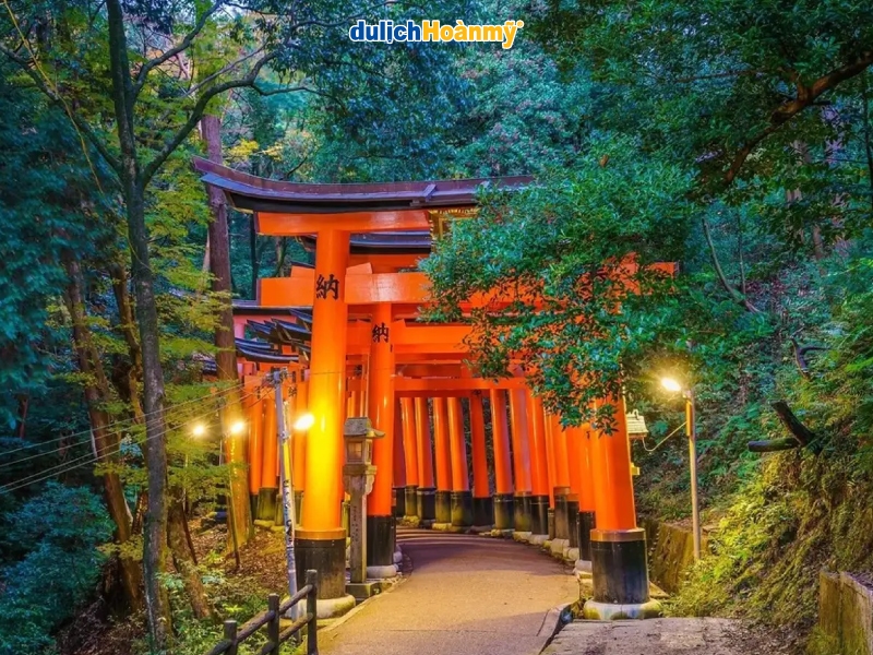 Hoàng hôn ở Fushimi Inari Hoàng hôn ở Fushimi Inari