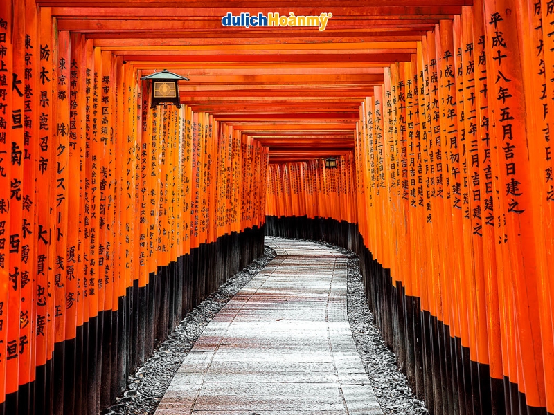 Senbon Torii (hàng nghìn cổng Torii) Senbon Torii (hàng nghìn cổng Torii)
