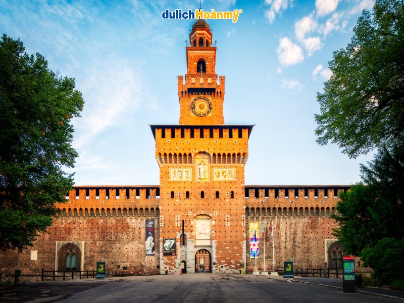 Lâu đài Sforzesco là một trong những điểm đến không thể bỏ qua khi du lịch Milan Lâu đài Sforzesco là một trong những điểm đến không thể bỏ qua khi du lịch Milan