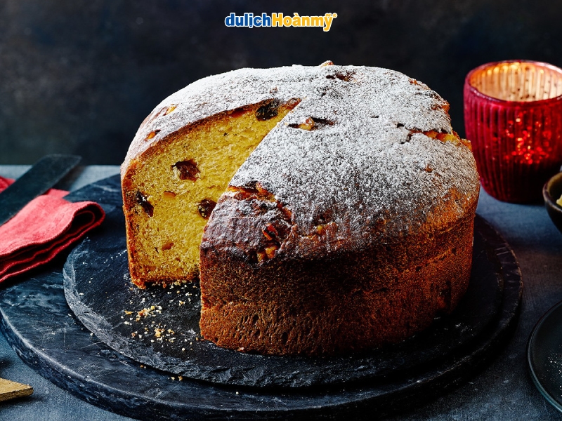 Panettone - một loại bánh mì ngọt với trái cây khô và hương vani Panettone - một loại bánh mì ngọt với trái cây khô và hương vani