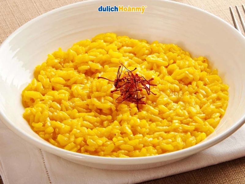 Risotto alla Milanese là món risotto nổi tiếng được nấu với saffron Risotto alla Milanese là món risotto nổi tiếng được nấu với saffron