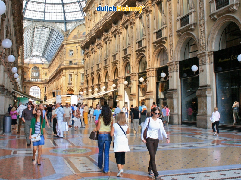 Galleria Vittorio Emanuele II là trung tâm mua sắm lâu đời nhất ở Ý Galleria Vittorio Emanuele II là trung tâm mua sắm lâu đời nhất ở Ý